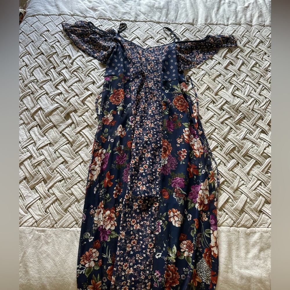 Floral cold shoulder midi dress. Size M